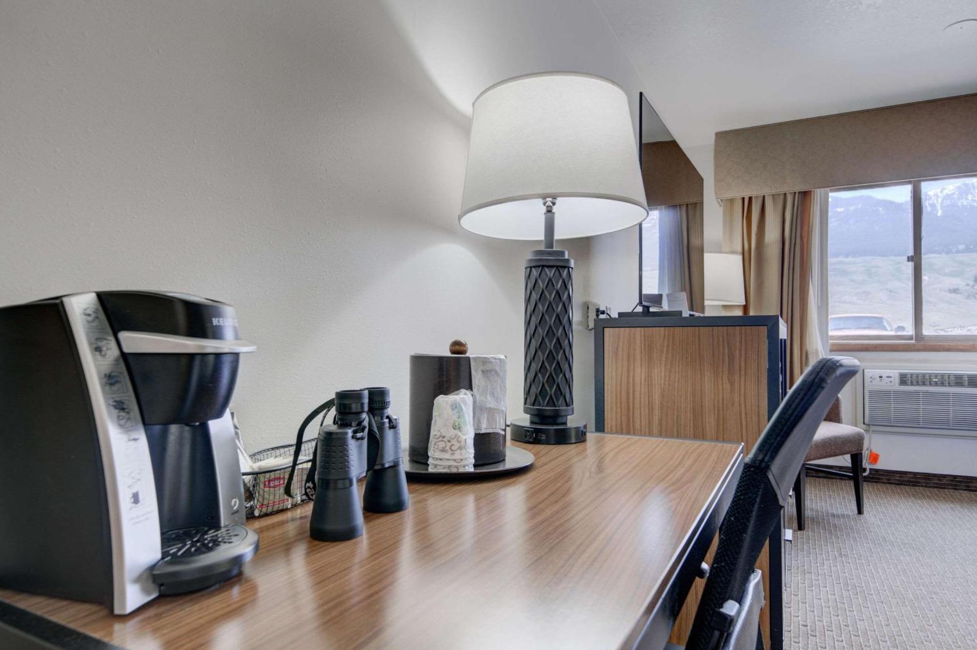 The Ridgeline Hotel At Yellowstone, Ascend Hotel Collection Гардинер Экстерьер фото